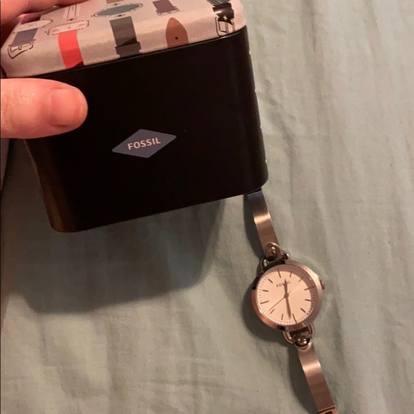 Women’s silver fossil watch - Picture 3 of 4